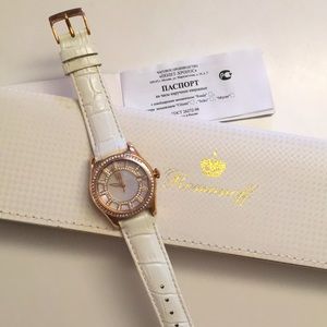 Women’s white quartz analog wristwatch watch